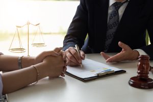 Abogado de inmigración reunido con cliente para revisar documentos de solicitud de asilo